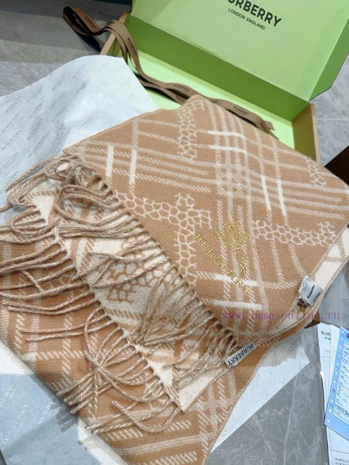 Double sided scarf Burberry plaid scarf ️ It looks crazy, so stylish and charming ️ I reallyox8hmt02 - Image 15