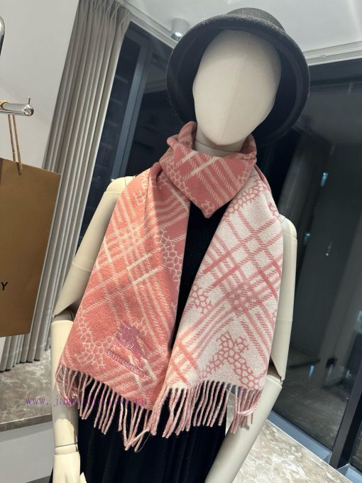 Double sided scarf Burberry plaid scarf ️ It looks crazy, so stylish and charming ️ I reallyodj6nbdx - Image 10