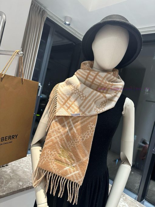Double sided scarf Burberry plaid scarf ️ It looks crazy, so stylish and charming ️ I reallyox8hmt02 - Image 19