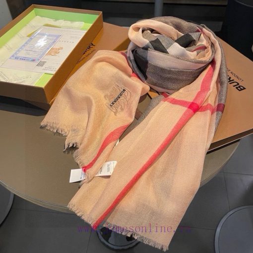 Burberry's classic synchronized ultra-thin cashmere plaid shawl is a must-have item for wardb84z35cu - Image 9