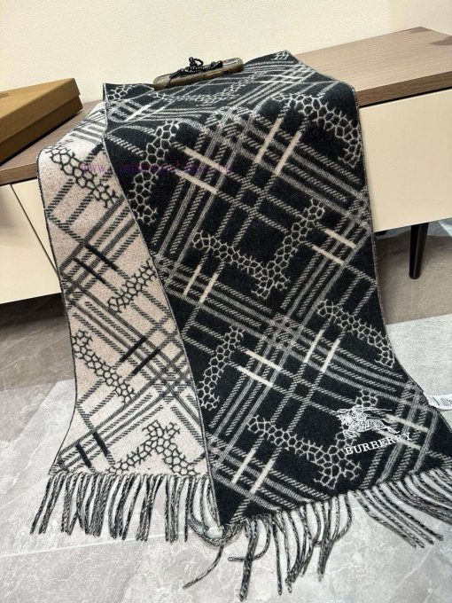 Double sided scarf Burberry plaid scarf ️ It looks crazy, so stylish and charming ️ I reallybwebpx1r - Image 18
