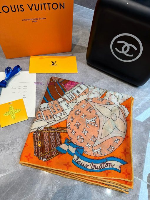 Sincere praise for this Malles Merveilleuruses cashmere square scarf, which interprets the io3fx1e0n - Image 3