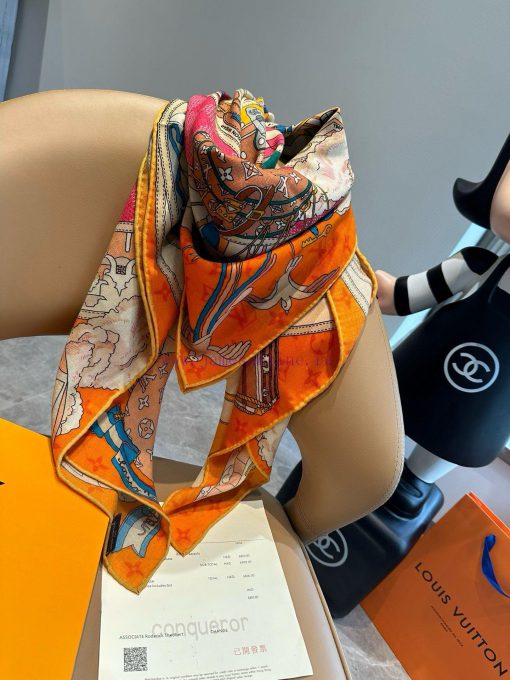 Sincere praise for this Malles Merveilleuruses cashmere square scarf, which interprets the io3fx1e0n - Image 8