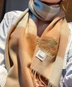 100% cashmere Burberry classic plaid scarf looks crazy, it's so stylish and charming. I realasccoe45