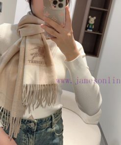 The Burberry double-sided scarf is so stylish and charming that it's going crazy. It's a vervihlifxt