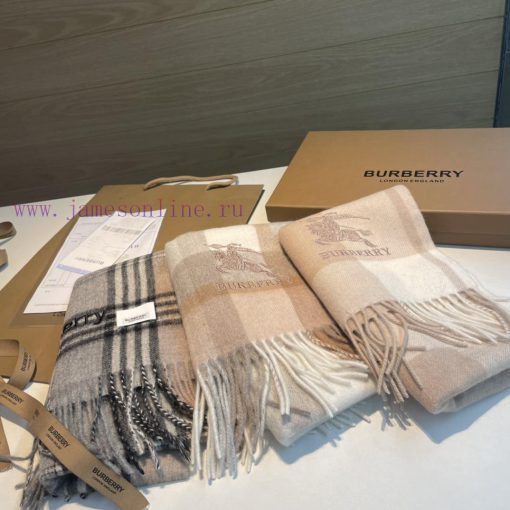 The Burberry double-sided scarf is so stylish and charming that it's going crazy. It's a veriiwrswk5 - Image 3