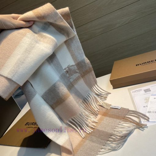 The Burberry double-sided scarf is so stylish and charming that it's going crazy. It's a veriiwrswk5 - Image 7