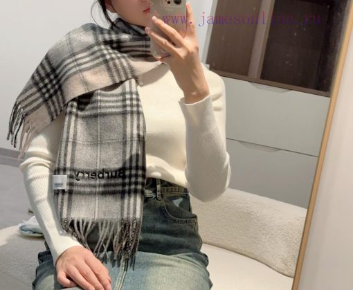 The Burberry double-sided scarf is so stylish and charming that it's going crazy. It's a verufrjfqmx - Image 2