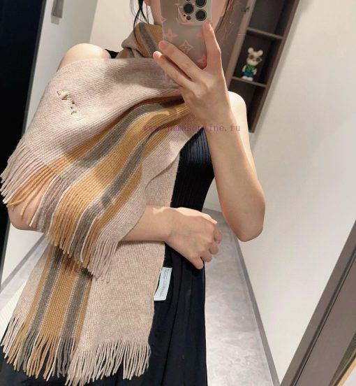 Loewe, a high-end cashmere knitted scarf that can be formal or casual, with a very classical3n48lx4b