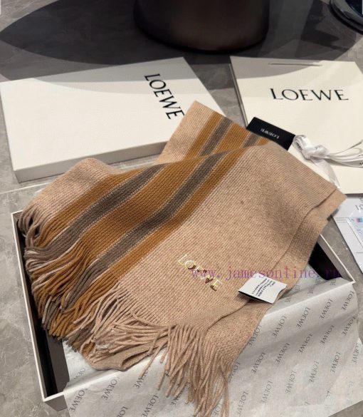 Loewe, a high-end cashmere knitted scarf that can be formal or casual, with a very classical3n48lx4b - Image 5