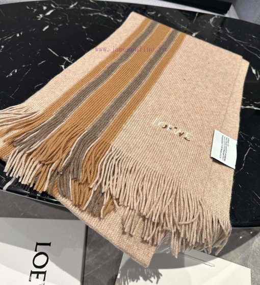 Loewe, a high-end cashmere knitted scarf that can be formal or casual, with a very classical3n48lx4b - Image 6
