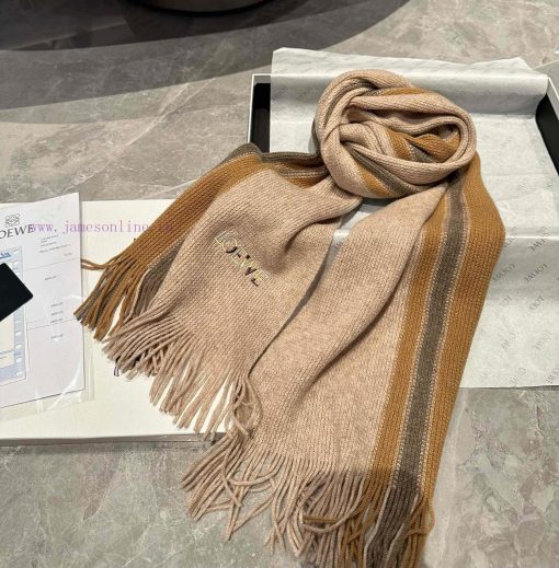 Loewe, a high-end cashmere knitted scarf that can be formal or casual, with a very classical3n48lx4b - Image 7