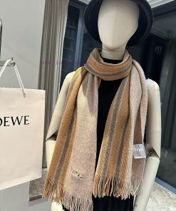 Loewe, a high-end cashmere knitted scarf that can be formal or casual, with a very classicalupoyo3lr