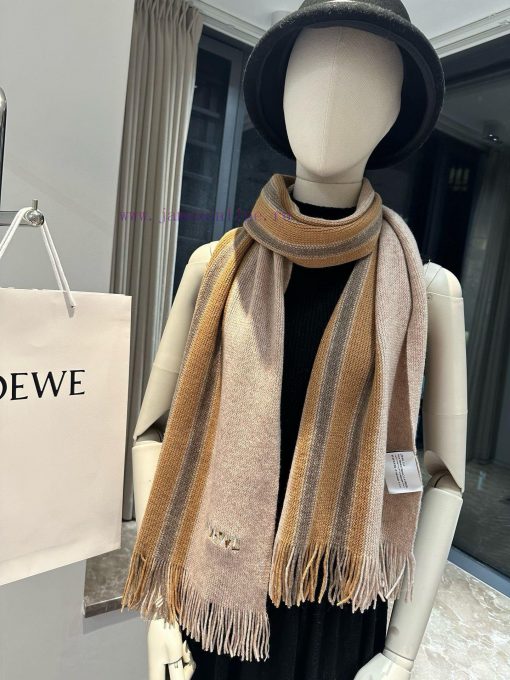 Loewe, a high-end cashmere knitted scarf that can be formal or casual, with a very classicalupoyo3lr