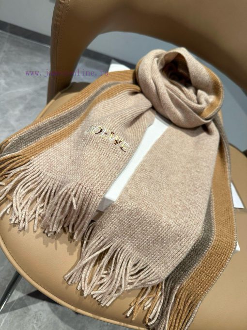 Loewe, a high-end cashmere knitted scarf that can be formal or casual, with a very classical3n48lx4b - Image 8