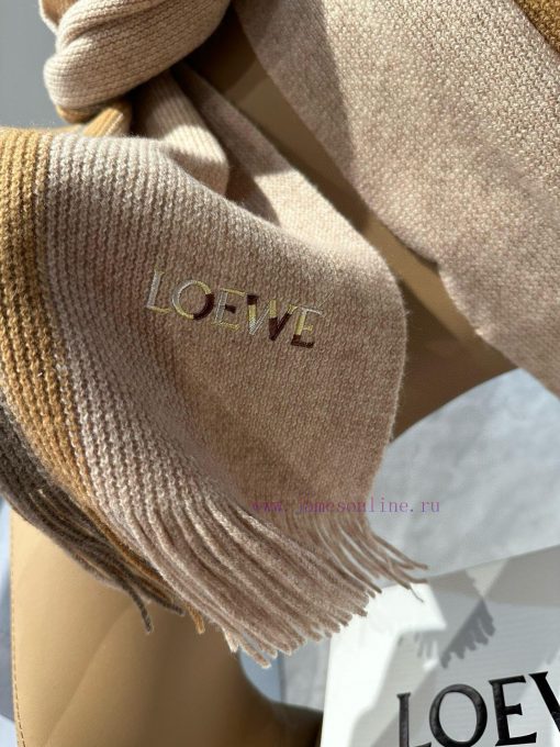 Loewe, a high-end cashmere knitted scarf that can be formal or casual, with a very classical3n48lx4b - Image 9