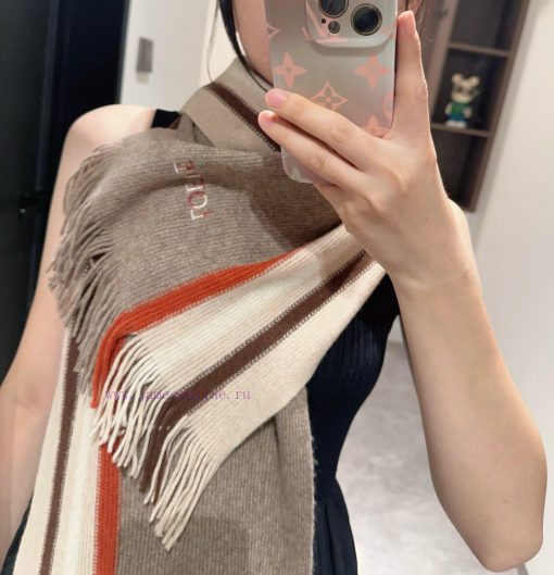 Loewe, a high-end cashmere knitted scarf that can be formal or casual, with a very classicalupoyo3lr - Image 3