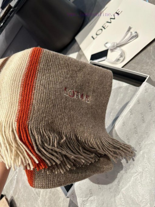 Loewe, a high-end cashmere knitted scarf that can be formal or casual, with a very classicalupoyo3lr - Image 6