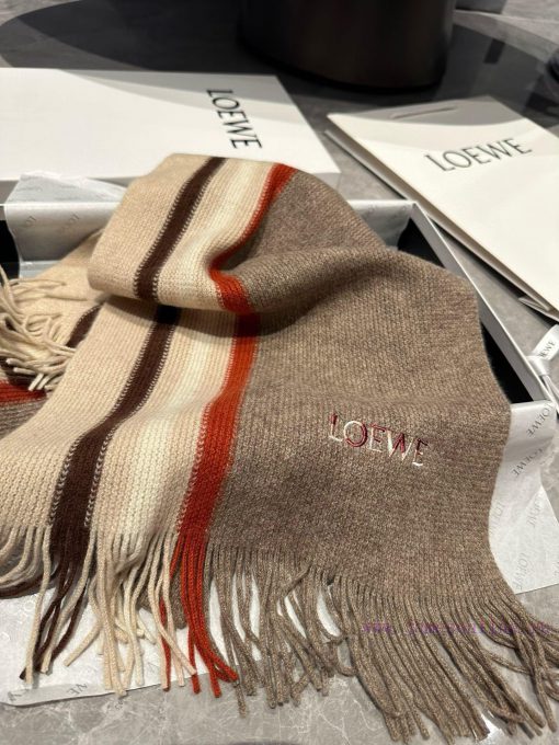Loewe, a high-end cashmere knitted scarf that can be formal or casual, with a very classicalupoyo3lr - Image 8