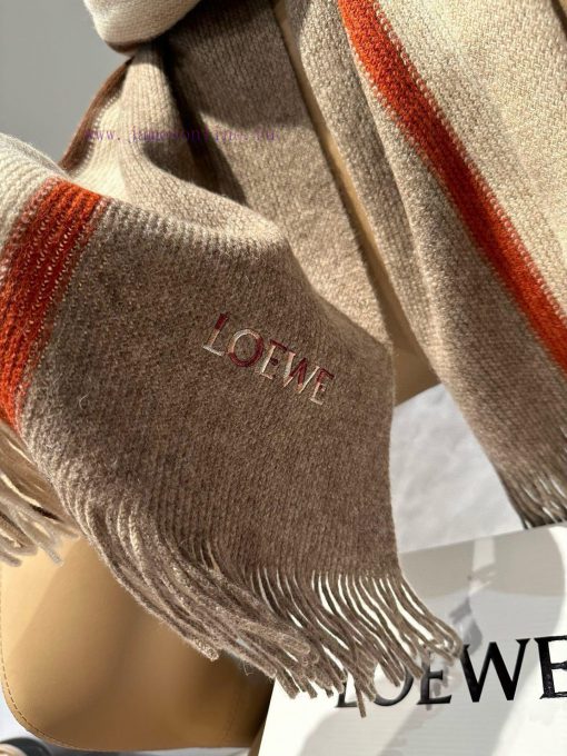 Loewe, a high-end cashmere knitted scarf that can be formal or casual, with a very classicalupoyo3lr - Image 9