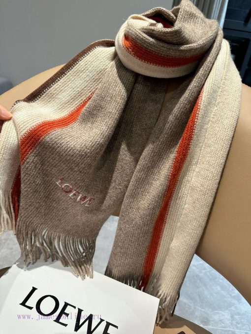 Loewe, a high-end cashmere knitted scarf that can be formal or casual, with a very classicalupoyo3lr - Image 10