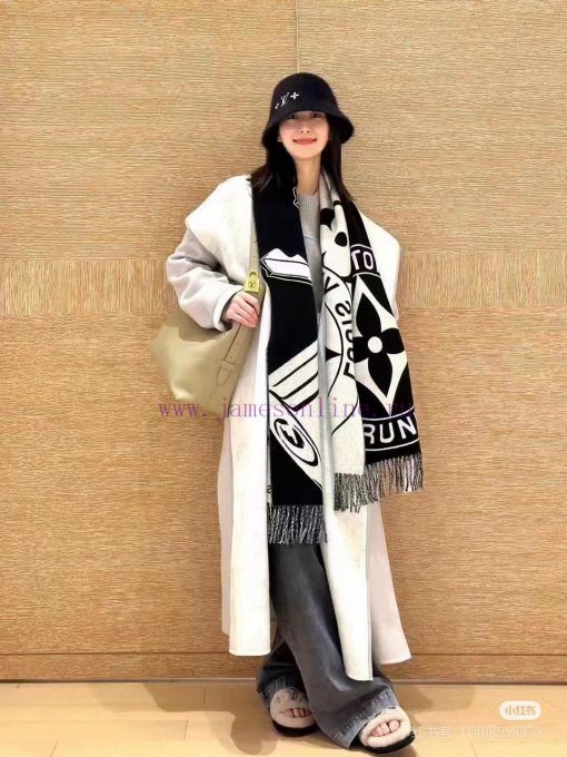 The Lock And Keys scarf is made of a comfortable plush blend knit fabric, depicting LV padlob2kt37se