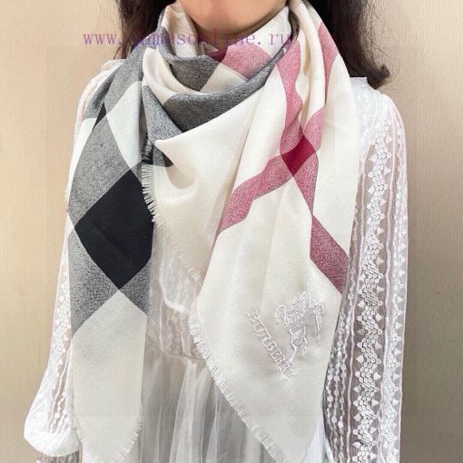 Burberry's classic synchronized ultra-thin cashmere plaid square scarf is a must-have item fq8ubvg7m