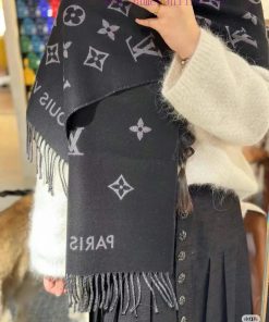 Finally shipped, this year's hottest pink and white scarf, the LV Essential scarf, focuses ommd8hntq