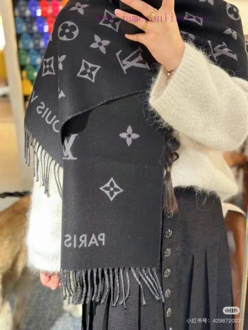 Finally shipped, this year's hottest pink and white scarf, the LV Essential scarf, focuses ommd8hntq