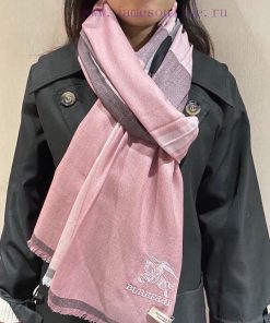 Burberry's refined lightweight scarf is made of plaid cashmere fabric with exquisite silk talk11t84t