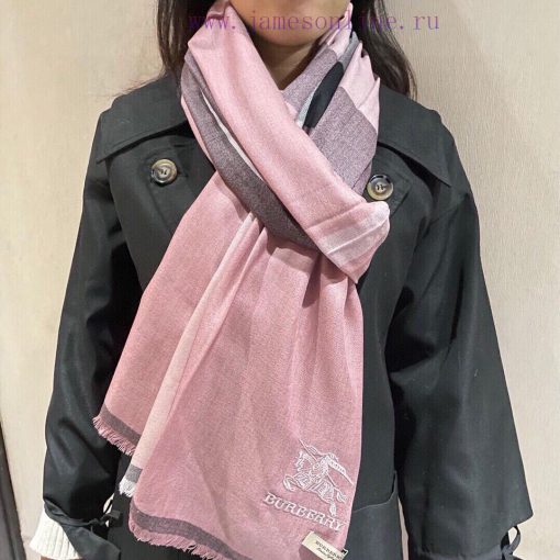 Burberry's refined lightweight scarf is made of plaid cashmere fabric with exquisite silk talk11t84t