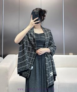 The VIP limited edition top of the line Chanel Double C shawl is absolutely worth collecting1jvgxg62