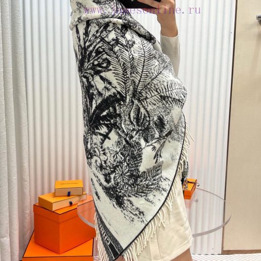 CD shawl coconut treeThis CD is a versatile scarf, shawl, and blanket. It's a super stunningo2o4qe0w - Image 3
