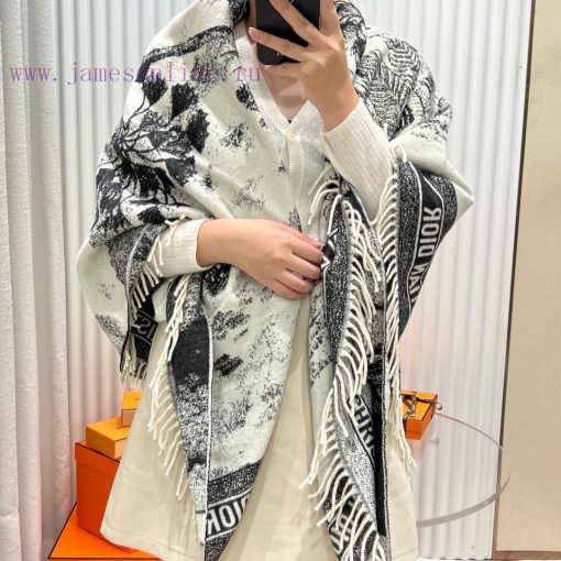CD shawl coconut treeThis CD is a versatile scarf, shawl, and blanket. It's a super stunningo2o4qe0w - Image 4