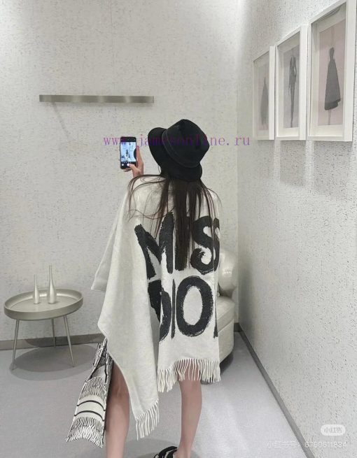 Dior's new letter cape is a unique style for bags, shoes, and handbagsThis navy blue wool antk29u6u1 - Image 5