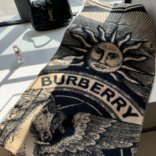 The new Burberry double-sided printed scarf, single color, requires top-level quality. Lookibam8m0uv - Image 9