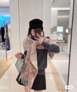 This Sauvage printed scarf is a new interpretation of the classic D/ior pattern. It is made xi6jhwky