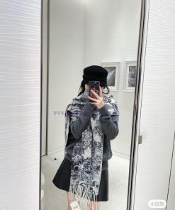 This Sauvage printed scarf is a new interpretation of the classic D/ior pattern. It is made k1j4dhjt