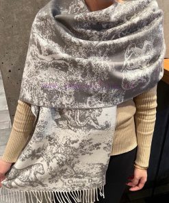 This Sauvage printed scarf is a new interpretation of the classic D/ior pattern. It is made 34gc4wcy