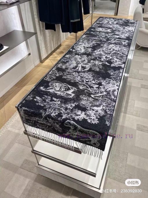 This Sauvage printed scarf is a new interpretation of the classic D/ior pattern. It is made k1j4dhjt - Image 5