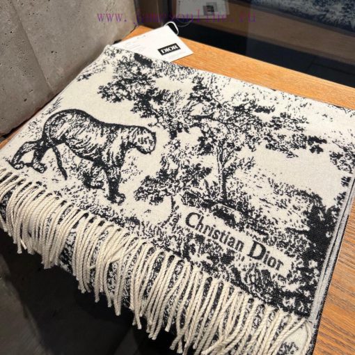 This Sauvage printed scarf is a new interpretation of the classic D/ior pattern. It is made k1j4dhjt - Image 6