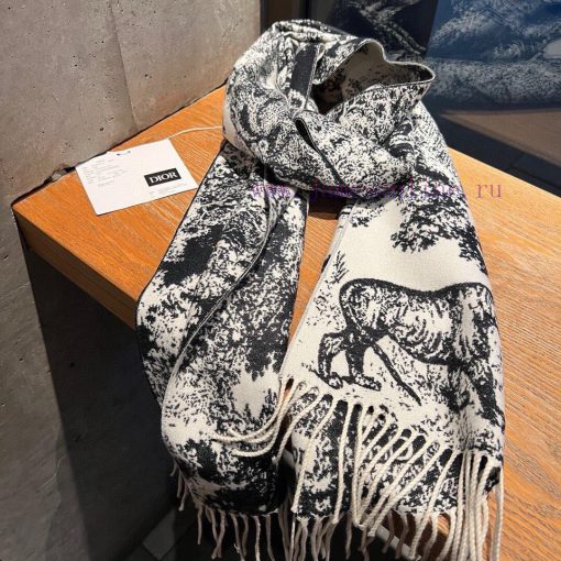 This Sauvage printed scarf is a new interpretation of the classic D/ior pattern. It is made k1j4dhjt - Image 8