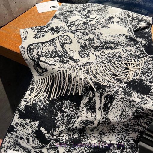 This Sauvage printed scarf is a new interpretation of the classic D/ior pattern. It is made k1j4dhjt - Image 9