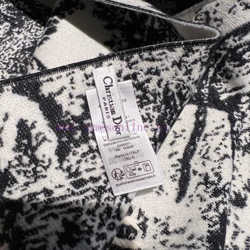 This Sauvage printed scarf is a new interpretation of the classic D/ior pattern. It is made k1j4dhjt - Image 10