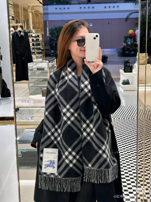 Double sided scarf Burberry plaid scarf ️ It looks crazy, so stylish and charming ️ I reallyyksqpjog - Image 3