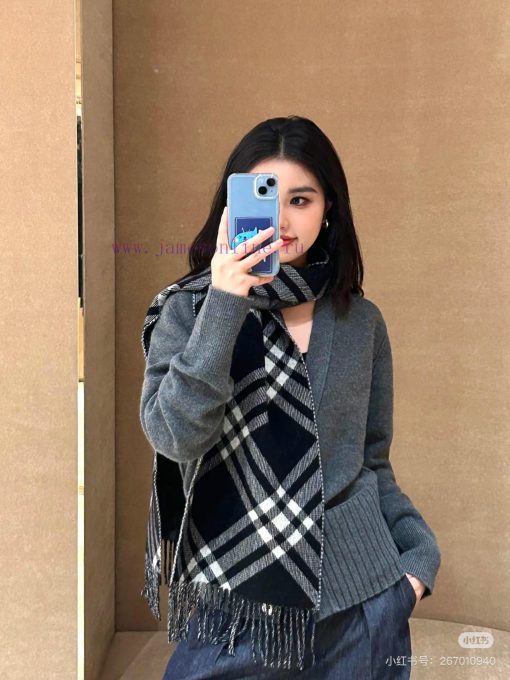 Double sided scarf Burberry plaid scarf ️ It looks crazy, so stylish and charming ️ I reallyyksqpjog - Image 4