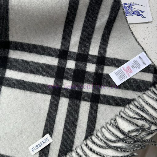 Double sided scarf Burberry plaid scarf ️ It looks crazy, so stylish and charming ️ I reallyyksqpjog - Image 9