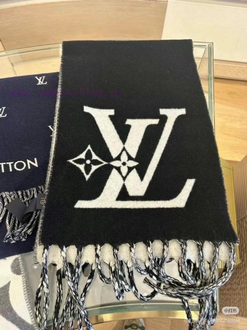 The LV Smash scarf is cut from soft sheep wool to a wide size, highlighting the LV logo withq8u3dl0l - Image 3