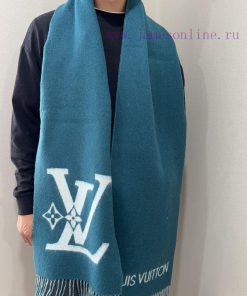 The LV Smash scarf is cut from soft sheep wool to a wide size, highlighting the LV logo witht2o4wj4j