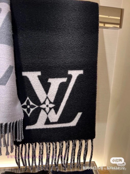 The LV Smash scarf is cut from soft sheep wool to a wide size, highlighting the LV logo withq8u3dl0l - Image 4